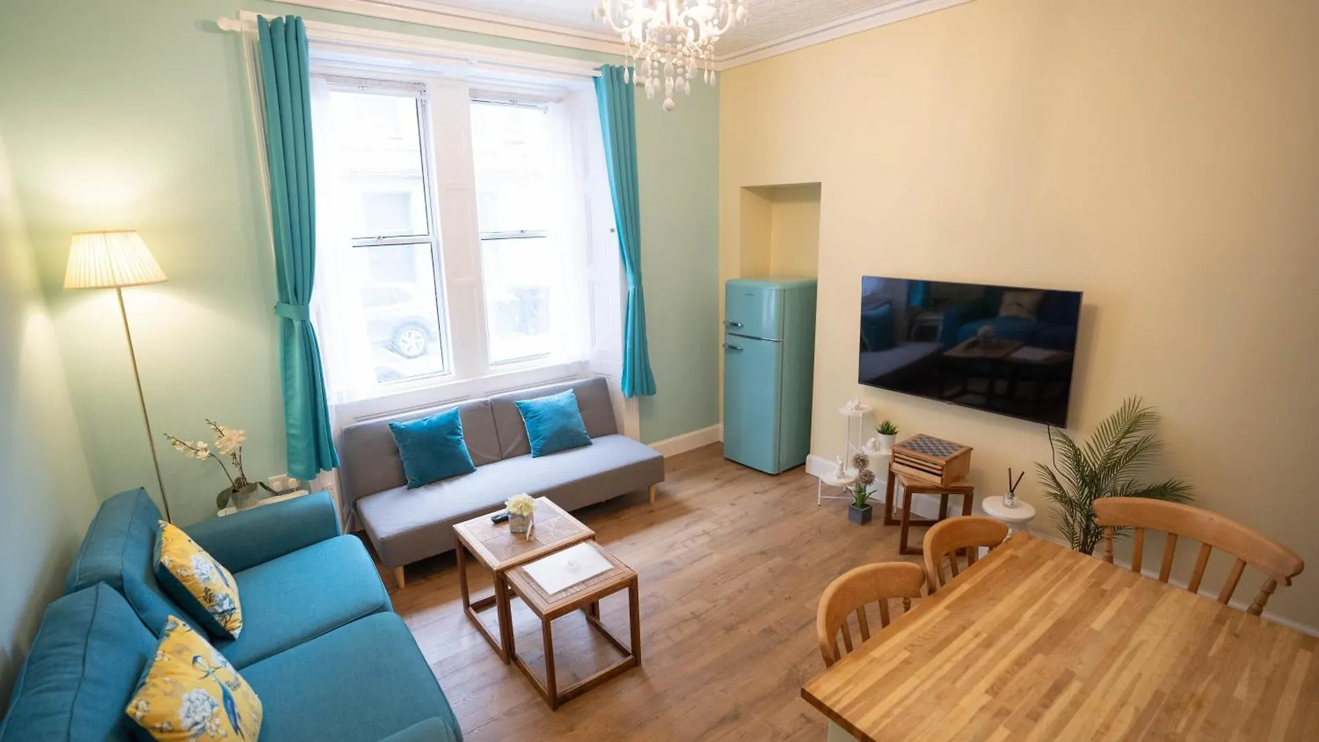Stylish Apartment In Edinburgh 5 Beds 3 Bedrooms 0*,